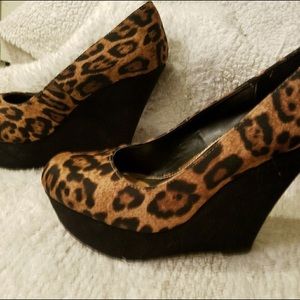 🐾 Cute Animal Print wedge heels size 7.  🐾